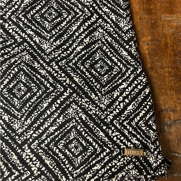 Guess black and white design tank top. - Picture 4 of 4